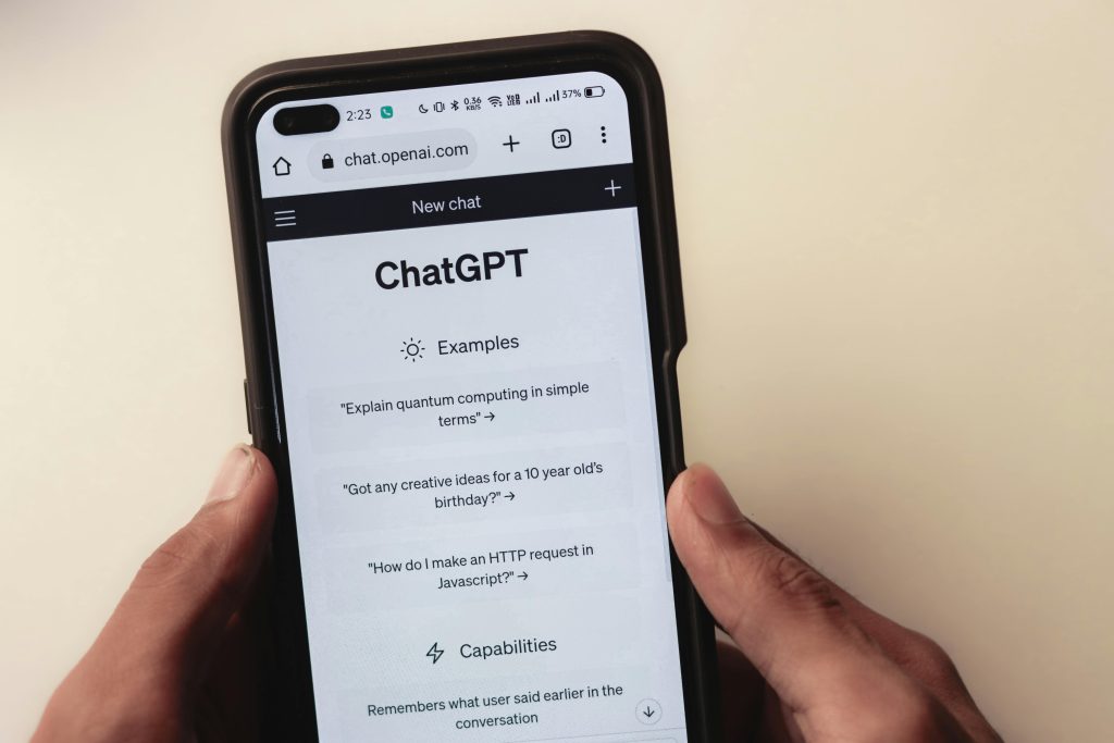 Foto oleh Sanket Mishra: https://www.pexels.com/id-id/foto/pemasaran-tangan-smartphone-ponsel-pintar-16629368/